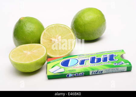 Lime Vert isolé sur blanc avec Orbit Banque D'Images