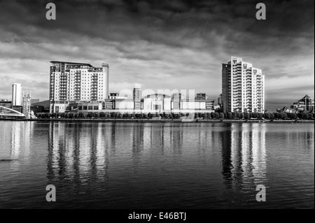 Photo en noir et blanc, vue sur Manchester Ship Canal de Lowry Outlet Mall, magasins, centre, Salford Quays, Manchester Banque D'Images