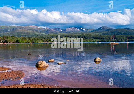 Voir plus de bateaux amarrés sur le Loch Morlich Glenmore de forêt, et le sommet de Cairngorm Northern corries, près d'Aviemore, Scotland UK Banque D'Images
