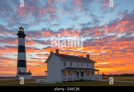 Cape Hatteras National Seashore, North Carolina : Lever du Soleil à Bodie Island Lighthouse (1872) sur l'Outer Banks de la Caroline du Nord Banque D'Images