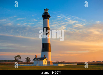 Cape Hatteras National Seashore, North Carolina : Lever du soleil nuages colorés à Bodie Island Lighthouse (1872) Banque D'Images