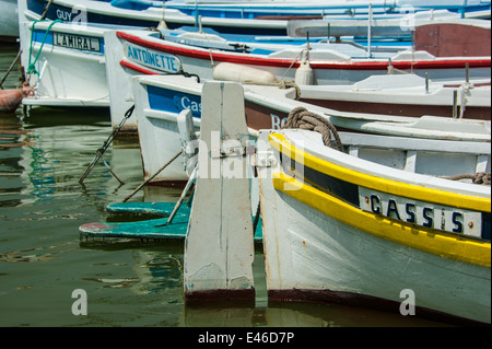 Les petits bateaux de pêche colorés amarrés dans le port de Cassis. Banque D'Images