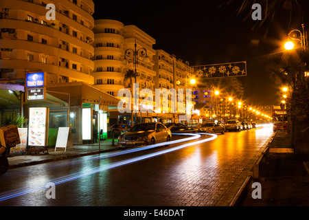 Promenade de nuit de Finikoudes Larnaka avec légèreté de voitures passant Banque D'Images