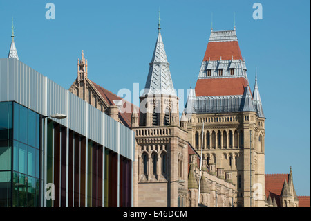 Les communes d'apprentissage et Whitworth Hall à l'Université de Manchester tourné contre un ciel bleu clair (usage éditorial uniquement) Banque D'Images