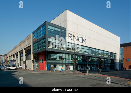 Le Royal Northern College of Music à Manchester RNCM tourné contre un ciel bleu clair (usage éditorial uniquement) Banque D'Images