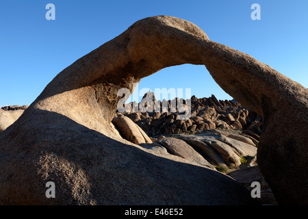 Passage de Mobius in California's Alabama Hills State Recreation Area constitue un portail pour voir de la proximité du terrain. Banque D'Images