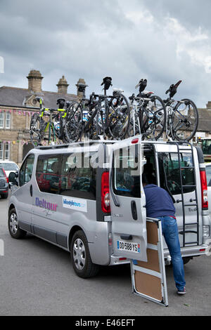 Leyburn, Yorkshire, UK 3 Juillet, 2014. Des milliers de cyclistes ont été dans le Yorkshire Dales le trajet sur l'itinéraire du Grand Départ. Les routes et les champs affectés au stationnement et camping commencent maintenant à remplir en préparation de l'événement le samedi. Le Tour de France est le plus grand événement sportif annuel dans le monde. C'est la première fois que le Tour a visité le nord de l'Angleterre après avoir fait des visites uniquement à la côte sud et de la capitale. Banque D'Images