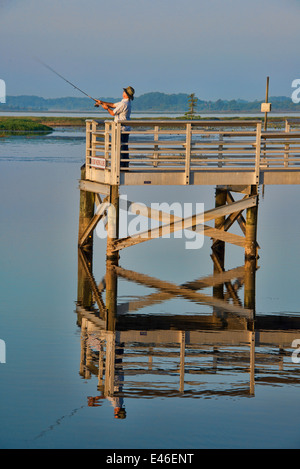 L'homme pêche sur le Lac Toho Kissimmee Floride tôt le matin. Banque D'Images