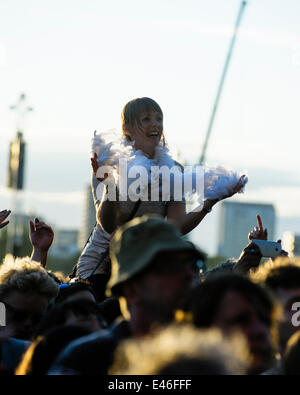 Londres, Royaume-Uni. 3 juillet, 2014. Arcade Fire jouer British Summertime Hyde Park. Une femme sur les épaules dans la foule. Photo par Julie Edwards/Alamy Live News Banque D'Images