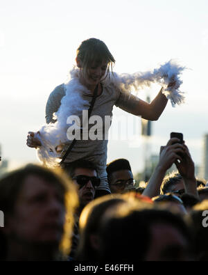 Londres, Royaume-Uni. 3 juillet, 2014. Arcade Fire jouer British Summertime Hyde Park. Une femme sur les épaules dans la foule. Photo par Julie Edwards/Alamy Live News Banque D'Images