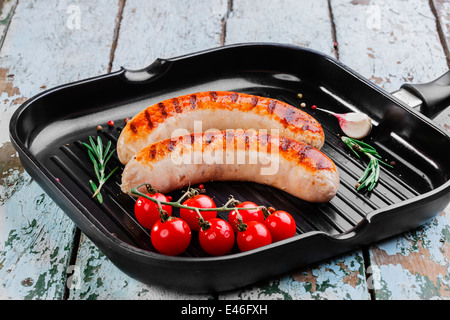 Saucisses de poulet sur un gril Banque D'Images