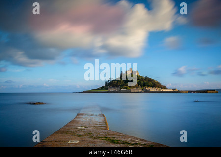 Coucher de soleil sur St Michael's Mount, Cornwall, Angleterre Banque D'Images