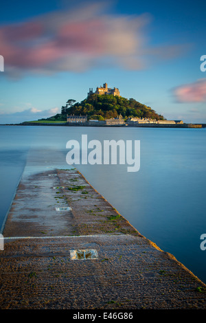 Coucher de soleil sur St Michael's Mount, Marazion, Cornwall, Angleterre Banque D'Images