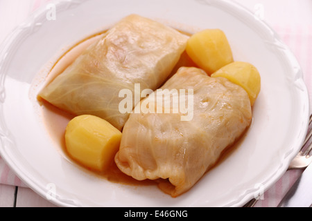 Feuilles de chou farcies avec des pommes de terre et sauce, Close up Banque D'Images