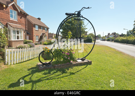 Penny Farthing bicycle sculpture à l'entrée du village de Sissinghurst pour célébrer Tour de France 8 juillet 2007 Banque D'Images