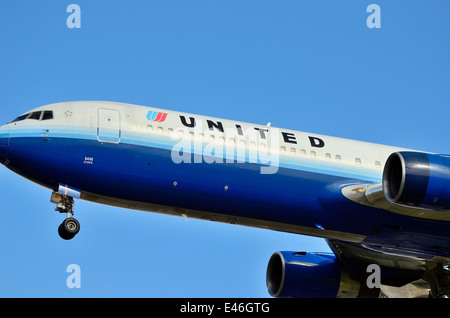 Close up of United Airline passenger aircraft flying Banque D'Images