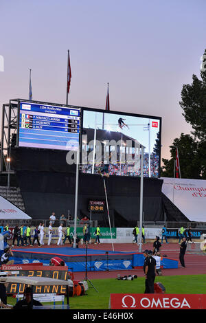 Lausanne, Suisse. 3 juillet, 2014. Renaud Lavillenie (FRA) efface la barre sur son chemin pour gagner le concours de saut à la perche à Diamond League Athletissima Lausanne - 2014. Credit : Ted Byrne/Alamy Live News Banque D'Images