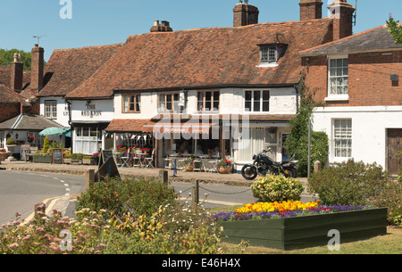 Biddenden high street sur summers day avec bâtiments de style Tudor et un toit de tuiles à la main datant de 1500 Banque D'Images