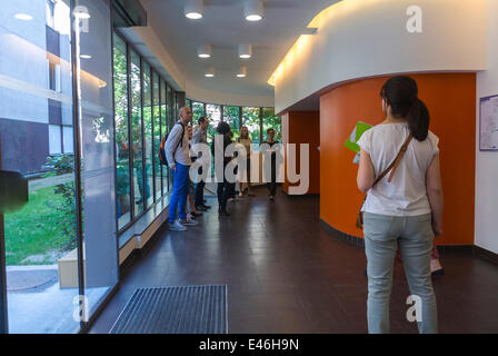 Paris, France, Eco-bâtiment, Journée des bâtiments économes en énergie, rénovations urbaines vertes, immeuble d'appartements, logements sociaux HLM, domaine 'Chevaleret, la SAB-liere' intérieur du couloir principal, design d'intérieurs contemporains, investissement durable, design urbain, bâtiments respectueux de l'environnement, bâtiment à faible émission de carbone Banque D'Images