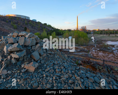 L'eau d'un bassin de résidus à proximité fuit dans l'approvisionnement local en eau à proximité de l'exploitation minière Vale à Sudbury, Ontario, Canada. Banque D'Images