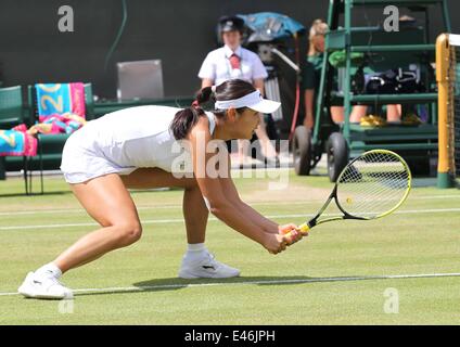 Londres, Royaume-Uni. 07 juillet, 2014. Chines Peng Shuai s'accroupit sur faible pour servir au cours de troisième cycle en double femmes © match Plus Sport Action/Alamy Live News Banque D'Images