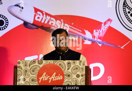 Bangalore, Inde. 3 juillet, 2014. Le chef de la direction d'AirAsia Tony Fernandes parle lors d'une conférence de presse pour célébrer le lancement de Air Asia India à Bangalore, Inde, le 3 juillet 2014. Credit : Stringer/Xinhua/Alamy Live News Banque D'Images