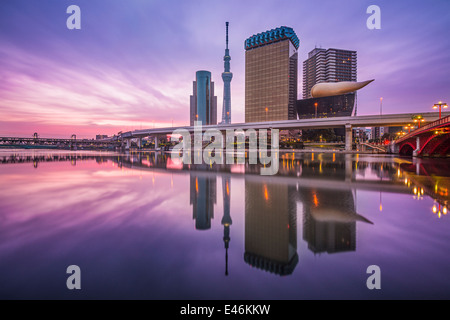 Tokyo, Japon skyline sur la rivière Sumida. Banque D'Images