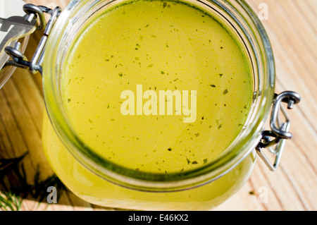 Bouillon en conserve, bouillon, soupe claire dans un bocal en verre Banque D'Images