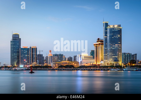 Xiamen, Chine skyline au crépuscule. Banque D'Images