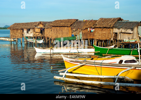 Zone du port avec bateaux et outrigger nipa, maisons sur pilotis, Surigao Mindanao aux Philippines Banque D'Images