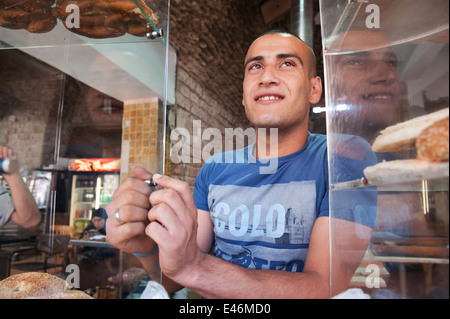 La friendly boulangers au célèbre boulangerie Dominique Dupuis-labbé à Jaffa, Tel-Aviv, Israel Banque D'Images