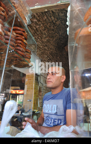 La friendly boulangers au célèbre boulangerie Dominique Dupuis-labbé à Jaffa, Tel-Aviv, Israel Banque D'Images