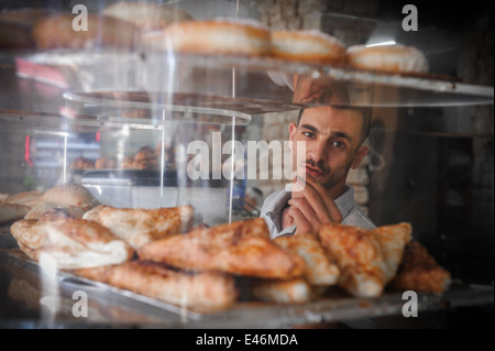 La friendly boulangers au célèbre boulangerie Dominique Dupuis-labbé à Jaffa, Tel-Aviv, Israel Banque D'Images