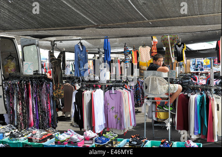 Vêtements & Chaussures en vente au marché de Hurfeish, quartier Nord, la région de Gallili, Israël Banque D'Images