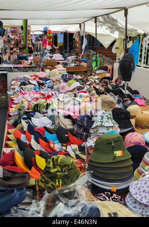 Chapeaux pour vendre au marché, un Hurfeish ville druze en Israël. Banque D'Images