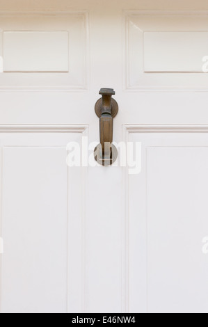Heurtoir d'une porte blanche close-up Banque D'Images