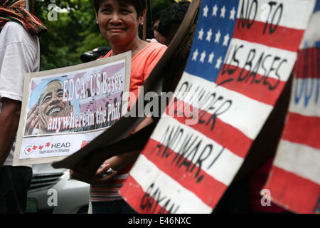 Manille, Philippines. 4 juillet, 2014. Un manifestant tenant une affiche contre l'Accord de coopération de défense montre ses émotions au cours de la lutte contre les Etats-Unis le long de Kalaw Avenue à Manille Crédit : J Gerard Seguia/Pacific Press/Alamy Live News Banque D'Images