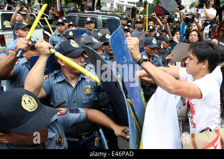 Manille, Philippines. 4 juillet, 2014. Conflit avec les militants policiers au cours d'un meeting de protestation à Manille, Philippines, le 4 juillet 2014. Les militants ont marqué la 68e Journée de l'amitié américano-Philippine avec un meeting de protestation à demander la redirection de l'Accord de coopération de défense entre les États-Unis et les Philippines. Source : Xinhua/Alamy Live News Banque D'Images