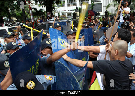 Manille, Philippines. 4 juillet, 2014. Conflit avec les militants policiers au cours d'un meeting de protestation à Manille, Philippines, le 4 juillet 2014. Les militants ont marqué la 68e Journée de l'amitié américano-Philippine avec un meeting de protestation à demander la redirection de l'Accord de coopération de défense entre les États-Unis et les Philippines. Source : Xinhua/Alamy Live News Banque D'Images