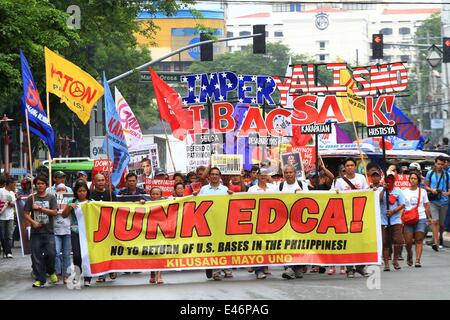 Manille, Philippines. 4 juillet, 2014. Au cours de mars les militants un meeting de protestation à Manille, Philippines, le 4 juillet 2014. Les militants ont marqué la 68e Journée de l'amitié américano-Philippine avec un meeting de protestation à demander la redirection de l'Accord de coopération de défense entre les États-Unis et les Philippines. Source : Xinhua/Alamy Live News Banque D'Images