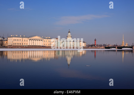 La Kunstkamera sur l'île Vassilievski à Saint-Pétersbourg en Russie. Quai de la rivière Neva. Reflet dans l'eau. Kunstkamera. Banque D'Images