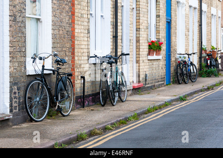 Rangée de cottages et stationné à côté de windows bicyles Bury St Edmunds Banque D'Images