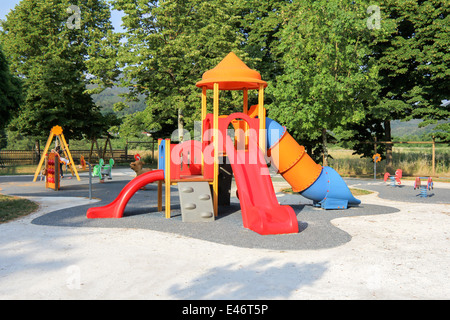 L'école pour enfants jeux pour enfants avec toboggans et balançoires Banque D'Images