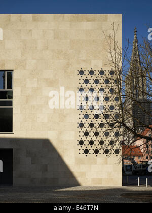 Weinhof am Synagoge, Ulm, Allemagne. Architecte : kister brut scheithauer architectes, 2012. Façade ensoleillée avec fermeture. Banque D'Images