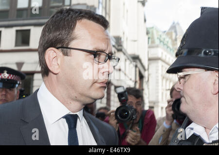 Londres, Royaume-Uni. 4 juillet, 2014. Ancien directeur de l'éditeur du monde Andy Coulson, de concert avec d'anciens collègues, arriver à l'Old Bailey pour la détermination de la peine après avoir été déclaré coupable de diverses infractions liées au piratage téléphonique. Photo : ANDY COULSON. © Lee Thomas/ZUMA/Alamy Fil Live News Banque D'Images