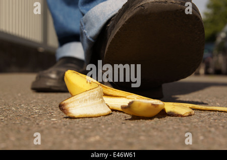 De glisser sur une peau de banane Banque D'Images