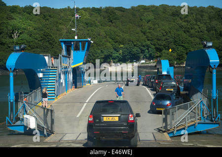 Cornwall. La péninsule de Roseland. Harry King , ferry ferry chaîne ,connu comme un pont flottant, sur la rivière Fal près de St Mawes Banque D'Images