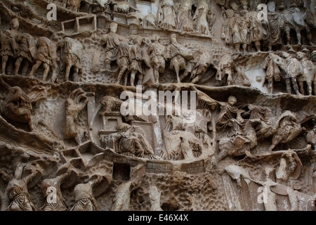 Sculptures en relief sur le 'arc de triomphe de Septime Sévère". Forum romain, Rome, Latium, Italie. Banque D'Images