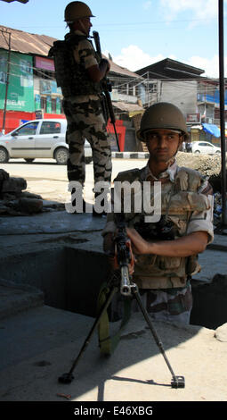 Srinagar, au Cachemire. 4 juillet, 2014. Un paramilitarys soldat monte la garde des restrictions dans Srinagar, Inde cachemire le 4 juillet 2014. Les groupes séparatistes opposés à la règle indienne a annoncé une grève pour protester contre la visite du Premier Ministre du pays Narendra Modi . Modi est à sa première visite officielle dans la région himalayenne contestée .il inaugure une ligne de chemin de fer et une centrale, et également vérifier la sécurité et le développement Crédit : Shafat/Pacific Press/Alamy Live News Banque D'Images