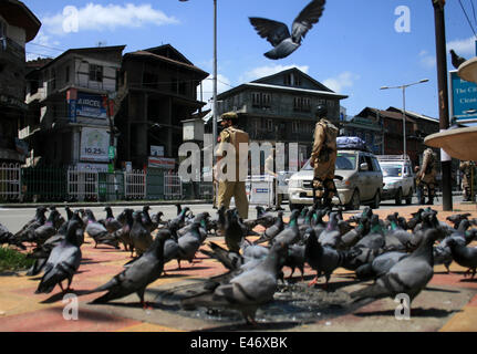 Srinagar, au Cachemire. 4 juillet, 2014. Un Indien paramilitaire monte la garde des restrictions dans Srinagar, Inde cachemire le 4 juillet 2014. Les groupes séparatistes opposés à la règle indienne a annoncé une grève pour protester contre la visite du Premier Ministre du pays Narendra Modi . Modi est à sa première visite officielle dans la région himalayenne contestée .il inaugure une ligne de chemin de fer et une centrale, et également vérifier la sécurité et le développement Crédit : Shafat/Pacific Press/Alamy Live News Banque D'Images